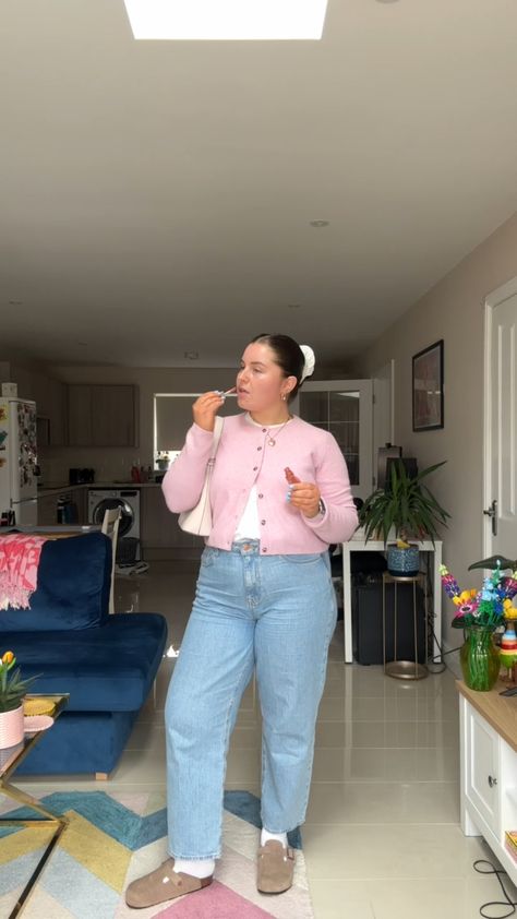 Summer Outfit Midsize, Pink Cardigan Outfit, Casual Jeans Outfit, Clogs Outfit, Outfit Tips, Dress Code Casual, Cardigan Outfit, Jeans Outfit Casual, Thrifted Outfits