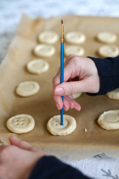 A food blog celebrating everything that is chocolate covered, sugar laden, and otherwise delicious. Button Cookies, Hello Sweetie, Delectable Desserts, Butter Cookies Recipe, Treat Recipes, Cookie Exchange, Fun Treats, Menu Ideas, Sugar Cookies Recipe