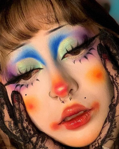 Clown Makeup: 27 Creative and Colorful Ideas for a Fun Transformation Fun Makeup Costume, Cool Makeup Costumes, Funky Halloween Makeup, Diy Cute Clown Costume, 1920s Circus Makeup, Halloween Makeup Clown Cute, Jester Eye Makeup, Clown Makeup Traditional, Easy Diy Clown Costume For Women