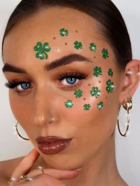 st.Patrick's day makeup: clovers accents Saint Patricks Makeup Look, Saint Patricks Day Hair, Saint Patrick Makeup Ideas, Saint Patrick’s Make Up, St Patricks Day Hairstyles For Women, Saint Patrick Makeup, St Pattys Makeup Ideas, St Patricks Makeup Ideas, St Patrick’s Day Face Paint