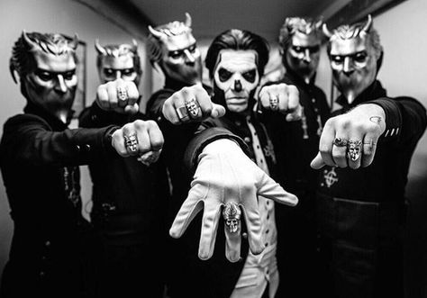 Ghist being cute with there Ghoul Rings ❤️ The Nameless Ghouls, Papa Emeritus Iii, Ghost Banda, Ghost Papa Emeritus, The Great Frog, Helloween Wallpaper, Nameless Ghouls, Ghost Album, Papa Emeritus