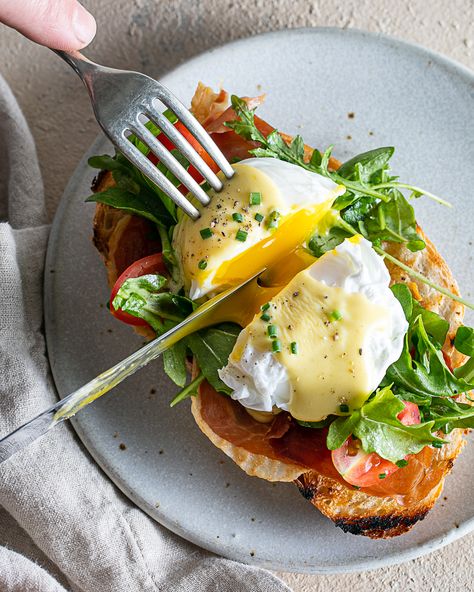 Breakfast Ideas Eggs Benedict, Bacon Eggs Benedict, Prosciutto Eggs Benedict, Eggs With Arugula, Eggs Benedict Ideas, Arugula Egg Breakfast, Proscuitto Eggs, Cheap Gourmet Meals, Prosciutto Benedict