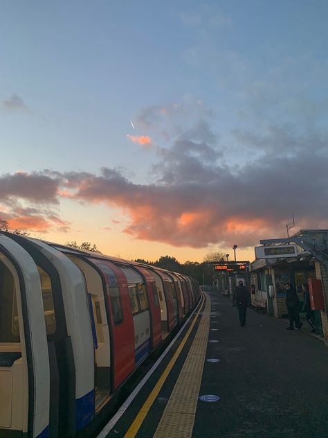 Train Travel Aesthetic, Aesthetic Train, Aesthetic London, London Dreams, London Aesthetic, Aesthetic Sunset, London Town, London Calling, London Underground