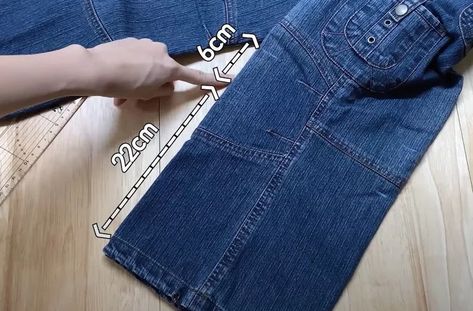 This is a guide on how to make a cute crossbody bag out of jeans. Learn how to DIY a crossbody bag in this step-by-step tutorial. Diy Denim Crossbody Bag Tutorial, Denim Crossbody Bag Diy, Bag Out Of Jeans, Jean Sewing, Denim Bag Tutorial, Crossbody Bag Tutorial, Crossbody Bag Diy, Jean Purses, Cute Crossbody Bags