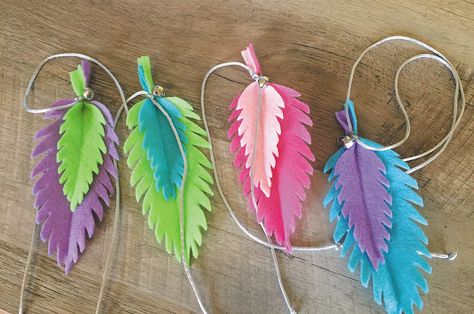 Looking for a DIY cat toy? Give these fun feather teaser toys a try. Here's everything you need to know to make these toys. Cat Toys To Sew, Homemade Kitten Toys, Cat Toys Homemade, Cat Toys Diy Easy, Cat Diy Toys, Easy To Make Cat Toys, Diy Cat Treat Toy, Homemade Cat Toys Diy, Felt Cat Toys Free Pattern