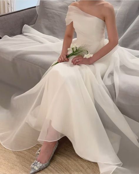 Classic Satin Wedding Dress Classy, Soft Romantic Wedding Dress, Korean Wedding Dress, Baju Kahwin, Minimal Wedding Dress, Classy Wedding Dress, Stylish Wedding Dresses, Pretty Wedding Dresses, Fancy Wedding Dresses