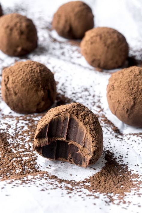 Irish Cream Truffles, Truffles Recipes, Homemade Chocolate Truffles, Easy Holiday Treats, Moroccan Mint Tea, Truffles Recipe, Chocolate Truffles Recipe Easy, Boozy Desserts, Homemade Candy