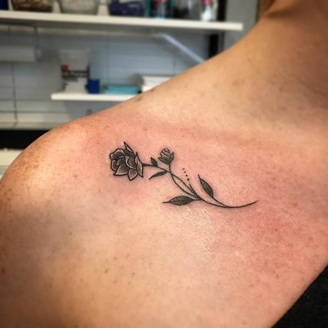 Tattoo Tiny, Small Shoulder Tattoos, Bone Tattoos, Shoulder Tattoos For Women, Collar Bone Tattoo, Subtle Tattoos, Collar Bone, Trendy Tattoos, Small Tattoo