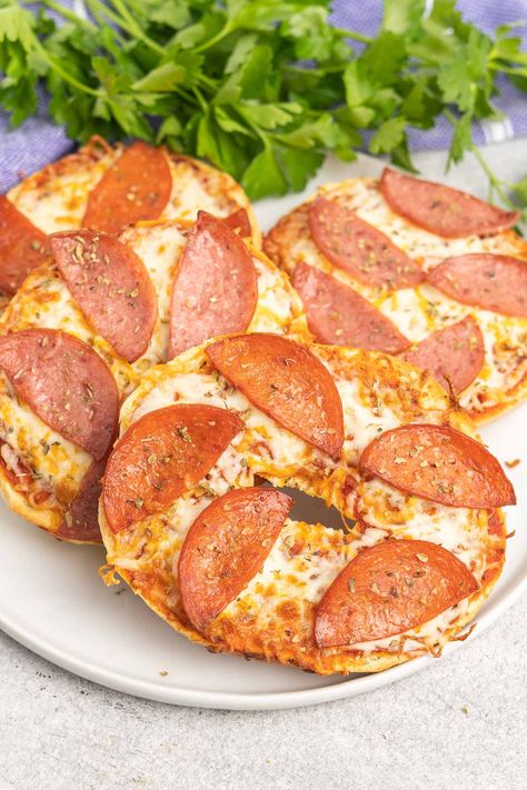 Air fryer pizza bagels are a tasty meal or snack the whole family will love. You only need a few simple ingredients to make these delicious pizzas and can top them any way you like. Air Fryer Pizza Bagels, Air Fryer Pizza, Bagel Toppings, Air Fryer Cooking Times, Mini Bagels, Bagel Bites, Hot Cheese, Pizza Bagels, Pizza Sauce Homemade