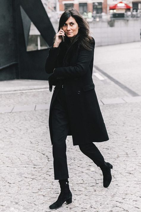 13 Cool Ways to Wear Cropped Pants With Booties | Who What Wear Emmanuelle Alt, Ankle Boots With Jeans, How To Wear Ankle Boots, Minimal Street Style, Woman In Black, Street Style 2017, Stil Inspiration, Cooler Look, Street Style Winter