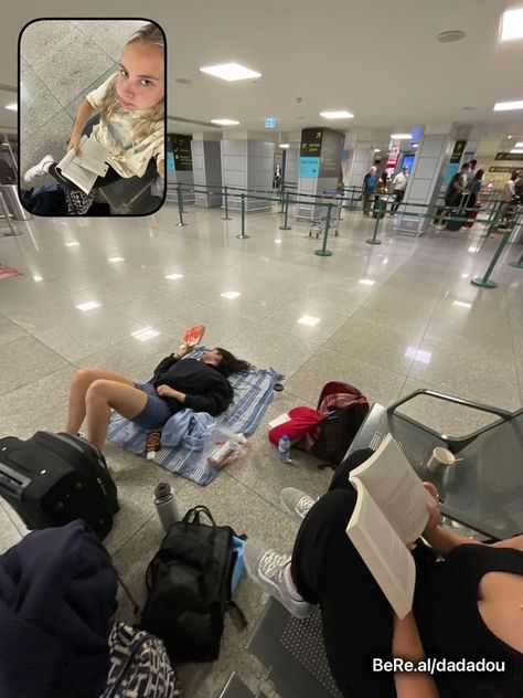 School Bereal Aesthetic, School Trip Airport Aesthetic, Aesthetic Be Real Ideas, Aesthetic Bereal Photos, Bereal Ideas With Friends, School Travel Aesthetic, Cute Bereal Photos, Be Real Photo Ideas, Bereal Aesthetic Ideas