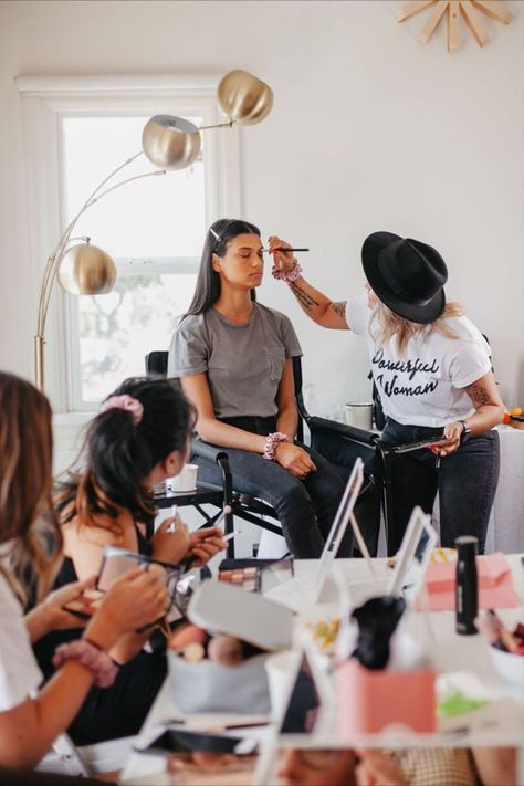 Make Up Classes Ideas, Makeup Workshop Setup, Bridal Makeup Artist Aesthetic, Makeup Class Ideas Setup, Owning A Business Aesthetic, Makeup Class Ideas, Makeup Artist Outfit, Makeup Teacher, Workshop Aesthetic