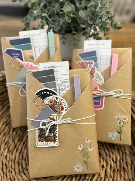 Diy Blind Date With A Book Ideas, Blind Book Date, Book Packaging Ideas, Blind Date With A Book Ideas Wraps, Book Gift Wrapping Ideas, Blind Date With A Book Ideas, Book Wrapping Ideas, Annotating Ideas, Reading Vacation