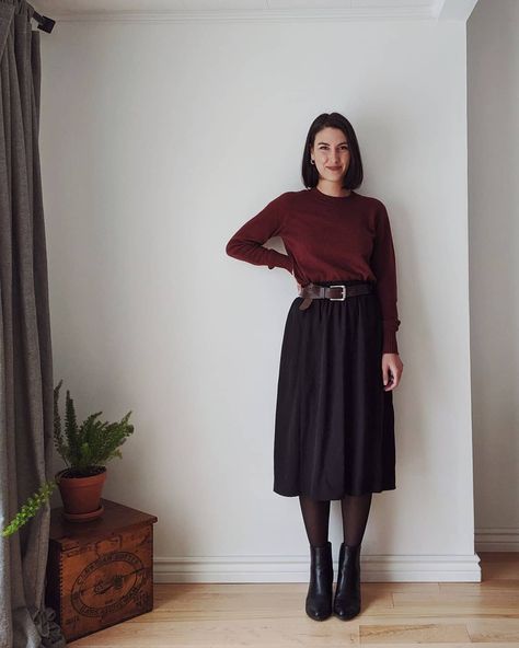 Black Midi Skirt Outfit, Sheer Black Tights, Black Skirt Outfits, Fall Skirt, Midi Skirt Outfit, Winter Skirt Outfit, Fall Layers, Style Fall, Black Midi Skirt