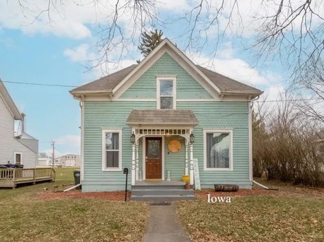 Circa 1900 Adorable Iowa Cottage Under $99K - Old Houses Under $100K Small 1900's House, 1900 House, 1900s House, Small Town Living, House Sitting, Exterior Ideas, Wooden House, Exterior House, Large Bedroom