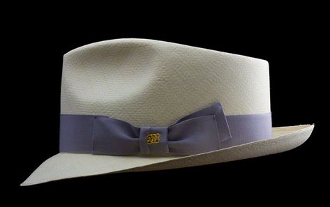 The Borsalino sexy cool in lilac sharp Panama Hat Style, Derby Hats Fascinators, Dope Hats, Straw Fedora Hat, Mad Hatter Hats, Cool Coats, Mens Hats Fashion, Vintage Fashion 1950s, Kentucky Derby Hats