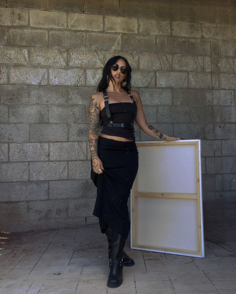 Artist with canvas. Artist insp, canvas painting, all blacl outfits, harness outfit, dark academia art, alternative style Harness Outfit Aesthetic, Ig Fits, Alt Summer, Alt Summer Outfits, Venus Sign, Harness Outfit, Office Goth, Art Alternative, Dark Academia Art