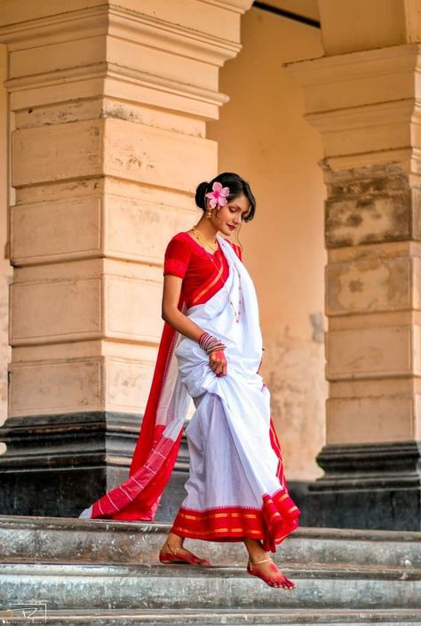 Style For Photoshoot, Puja Aesthetic, Types Of Saree, Painting Poses, Photoshoot Saree, Red And White Saree, Ideas For Photoshoot, Unique Photoshoot, Poses For Instagram