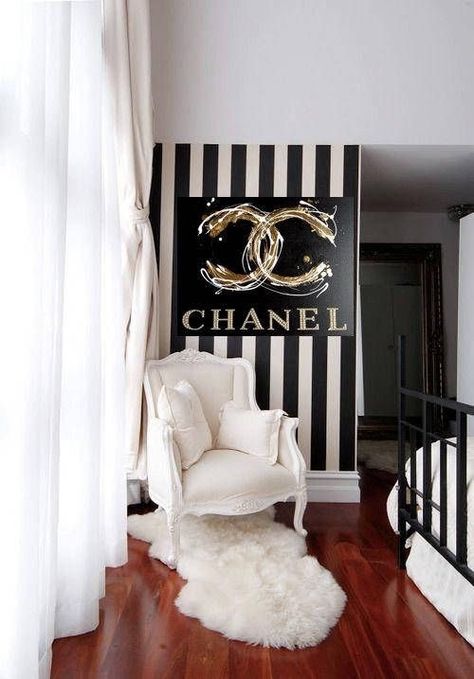 Chanel Bedroom, Chanel Room, Chanel House, Chanel Wall Art, Chanel Decor, Vintage Foto's, Chanel Art, First Apartment Decorating, Glam Room