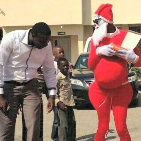 9 Hilarious Pictures That Prove Santa Claus And Father Christmas Are Not The Same | Zikoko! Lol Photo, Just For Laughs, Photo Of The Day, Christmas Photo, Father Christmas, Blog Photo, Christmas Photos, Sport Fashion, Funny Photos