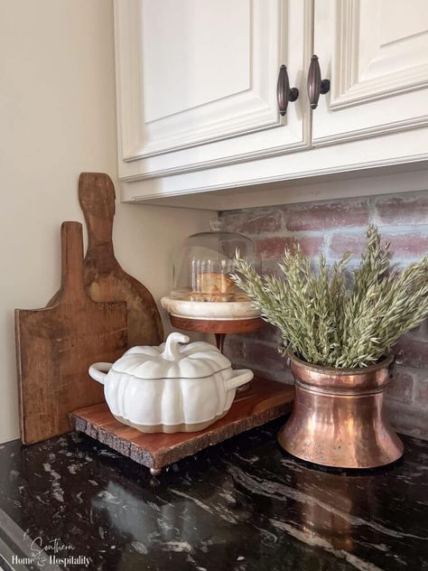 Transitional Kitchen Counter Decor, Organic Fall Decor, Kitchen Counter Tray Decor, Kitchen Centerpiece Ideas, Philly Townhouse, Cozy Fall Kitchen, Inspiring Kitchens, Moms Kitchen, Kitchen Family Room