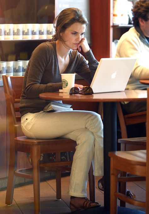 . Keri Russell Style, Keri Russell, Woman Sitting, French Chic, Mode Inspo, 가을 패션, Emma Watson, Style Icons, Casual Style