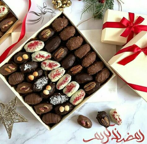 Dates Filling Ideas, Ramadan Gift Box Ideas Dates, Snack Box For Boyfriend, Dates With Chocolate, Ramadan Treat Boxes, Date Box Ideas, Date Sweets, Dates Gift Ideas, Filled Dates