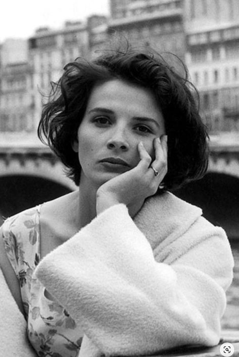 Juliette Binoche Juliette Binoche 90s, Juliette Binoche Style, Juliet Binoche, Juliette Binoche, French Girls, Fav Celebs, White Fashion, Cut And Color, Vision Board