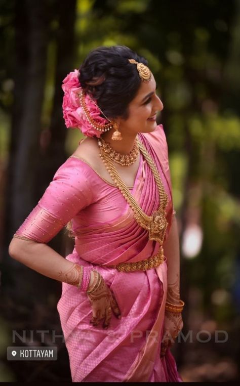 Kerala Hindu Bride Simple Look, Kerala Saree Wedding Look, Pink Silk Wedding Saree, Kerala Hindu Bride Saree, Dark Pink Saree Contrast Blouse, Malayali Bride, South Indian Bride Jewellery, Kerala Hindu Bride, Royal Saree