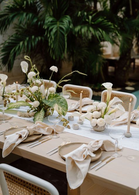 An interview with Nicole Leza Planning + Design: Crafting Impeccable, Luxury Weddings Garden Style Table Arrangement, Green And White Tablescape, Elevated Picnic, Neutral Tablescape, Wedding Dinner Table Setting, Green Tablescape, Garden Soiree, Neutral Wedding Inspiration, Dining Centerpiece