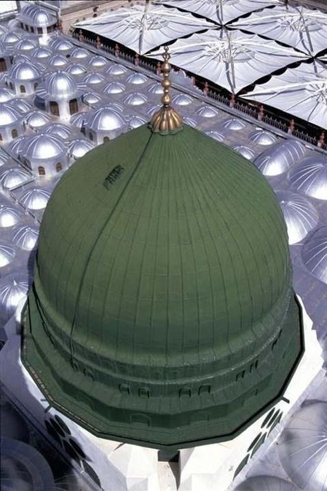 قبة المسجد النبوي الخضراء التي تعلو قبر النبي محمد عليه أفضل الصلاة والسلام Masjid E Nabvi, Medina Saudi Arabia, Makkah And Madina, Masjid Al Nabawi, Mecca Masjid, Hassan 2, Madina Shareef, Al Masjid An Nabawi, Images Jumma Mubarak