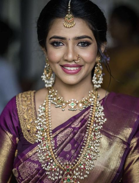 South Indian Bride Jewellery, Indian Brides Jewelry, South Indian Wedding Hairstyles, Hair Style On Saree, Indian Bride Makeup, Bridal Jewelry Sets Brides, Bridal Sarees South Indian, Simple Saree Designs, Indian Bride Outfits