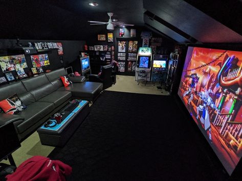 Video Game Basement, Dream Man Cave, Lofted Cabin, Best Man Caves, Male Bedroom Ideas, Bachelor Pad Decor, Games Room Inspiration, Gaming Lounge, Home Theater Room Design