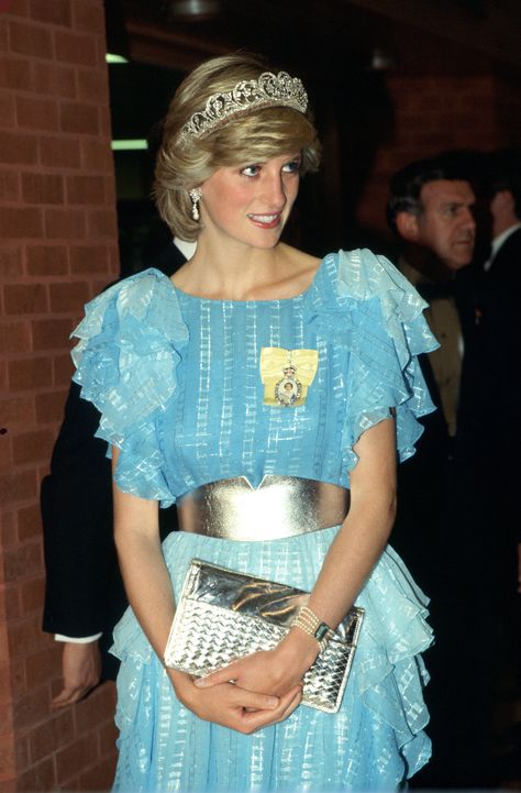 Wearing The Diamond Spencer Tiara and an outfit designed by Bruce Oldfield for a dinner hosted by The Province of New Brunswick.   - HouseBeautiful.com Spencer Tiara, Diana Tiara, Diana Style, Princess Diana Rare, Princesa Real, Princess Diana Fashion, Prins Harry, Princess Diana Photos, Style Royal