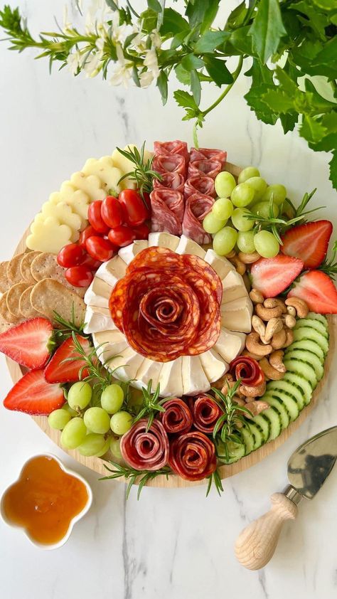 Wedding Shower Brunch Charcuterie Board, Bday Recipes Food, Cute Cheese Board, Charcuterie Board Cucumber, Carcurie Board Brunch, Cucumber On Charcuterie Board, Charcoochie Board Ideas, Charcuterie Board Wedding Shower Ideas, Layered Charcuterie Board