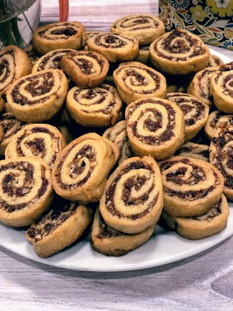 Date Pinwheel Cookies, Pinwheel Cookies Recipe, Nut Roll Recipe, Potluck Food, Cookies Monster, Dates Benefits, Date Cookies, Nut Rolls, Pinwheel Cookies