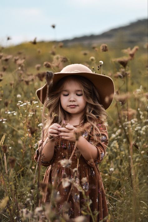 Cowgirl Photoshoot, Toddler Pictures, Toddler Photoshoot, Spring Photoshoot, Outdoor Family Photos, Toddler Photos, Nature Photoshoot, Vintage Photoshoot, Toddler Photography