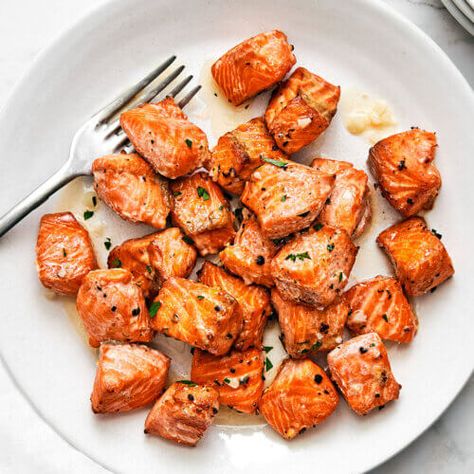 Air Fryer Salmon Bites (Lemon Garlic Butter) - Downshiftology Best Air Fryer Salmon, Easy Salmon Dinner, Salmon Bites Recipe, Salmon Bites, Best Air Fryer, Air Fryer Dinner Recipes, Girl Dinner, Air Fryer Recipes Easy, Air Fryer Recipes Healthy