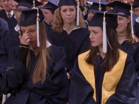 season 3: episode 22 of gilmore girls (rory's graduation at chilton ;)) Graduation Gilmore, Rory Gilmore Graduation, Rory Graduation, Gilmore Girls Graduation, Paris Geller, Jess Mariano, Peyton Sawyer, Snapchat Story, Fast Times