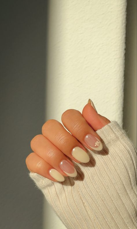 Nail Ideas Vanilla, Vanilla Girl Nails Almond, Aesthetic Minimal Nails, Vanilla Nails Acrylic, Vanilla Chrome French Nails, Vanilla Chrome Nails With Design, Vanilla Cream Nails, Vanilla Nails Design, Almond Nails Designs Fall 2023