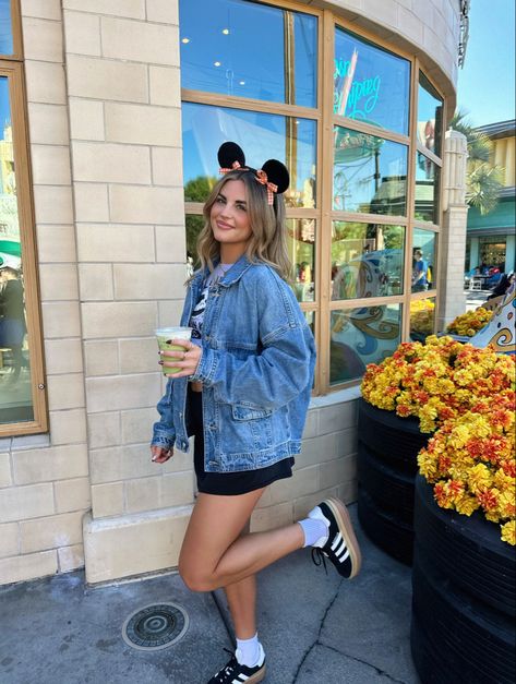 #disney #disneyland #disneyoutfit #ootd Disneyland Outfits Aesthetic Fall, Kourtney Kardashian Disneyland, Disneyland Trip Outfits, Fall Disneyland Outfits Women, Disneyland Outfits December, Florida Disney Outfits, Cozy Disneyland Outfit, Subtle Disney Outfits, Comfy Disney Outfits Winter