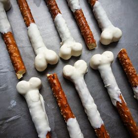 Sticks and stones may break my bones. Pretzel rods, white chocolate and mini marshmallows make for a tasty sweet and salt treat. So easy ... Halloween Bones, Christine Mcconnell, Halloween Pretzels, Halloween Deserts, Fun Halloween Food, Easy Halloween Food, Halloween Food Treats, Pretzel Rods, Pretzel Sticks