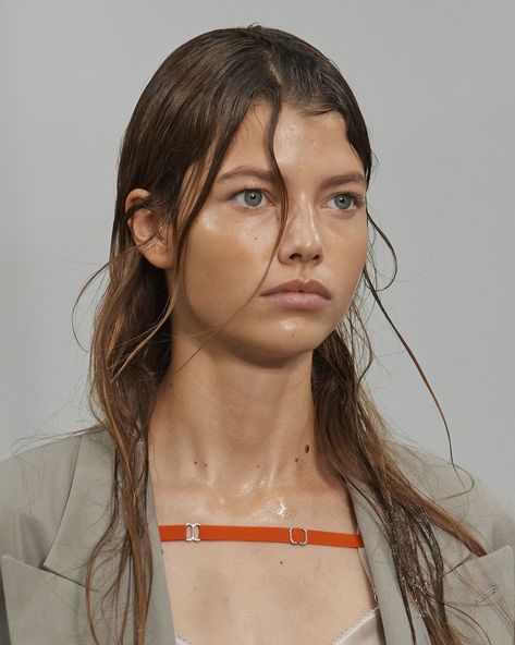 Spring 2021 Hair Trends Wet Look Hair, Fashion Week Hair, Light Curls, Small Curls, Natural Hair Accessories, Large Curls, Natural Red Hair, Very Short Haircuts, Editorial Hair