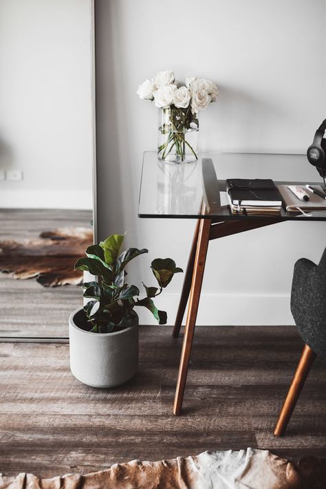 Modern Glass Desk, Office Plants Desk, Home Office Workspace, Minimal Desk, Minimalist Dekor, Minimalist Home Office, Glass Desk Office, Interior Design Minimalist, Vase Deco