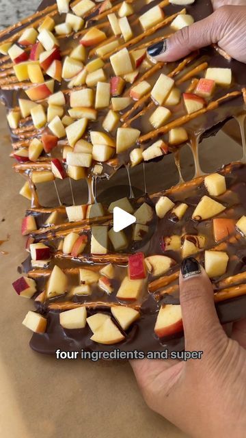 Samiya Jakubowicz on Instagram: "Caramel Apple Bark

Only 4 ingredients and full of FALL 🍁🍎 (Even though Vegas is not). Send me all your favorite fall desserts! 

#caramelapple #chocolatebark #falldesserts #darkchocolatebark" Caramel Apple Bark, Caramel Apple, Chocolate Caramel Apple Slices, Caramel Apple Slices, Christmas Bark, Chocolate Caramel Apples, Dark Chocolate Bark, Kids Recipes, Easy Thanksgiving