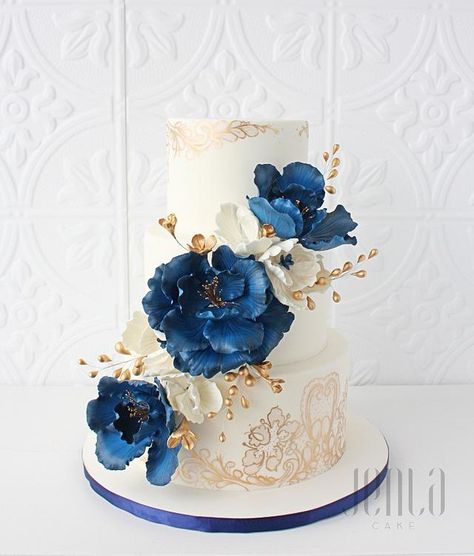 Wedding Cake Minimalist, Royal Blue Wedding Cakes, Royal Blue Cake, Wedding Cake Marble, Quinceanera Cakes, Elegant Birthday Cakes, Floral Wedding Cakes, Buttercream Wedding Cake, Romantic Wedding Cake