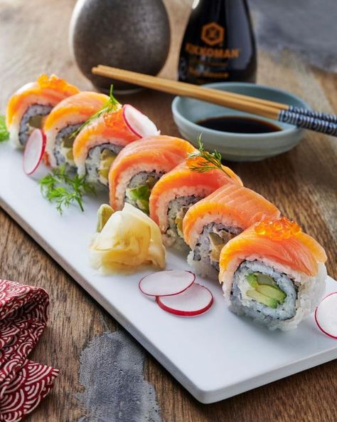 Salmon Avocado Sushi, Salmon Roll Ups, Sushi Photo, Avocado Sushi, Sushi Salmon, Sushi Aesthetic, Spicy Salmon Roll, Types Of Sushi Rolls, Smoked Salmon Sushi