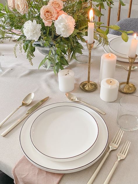 Classic Table Setting Home, Dinner Table Setting Aesthetic, Plate Set Up On Table, Modern Place Setting Home, Set Table Ideas Everyday, Fine Dining Table Set Up, Aesthetic Dining Table Decor, Table Settings Everyday Modern, Table Plates Decor