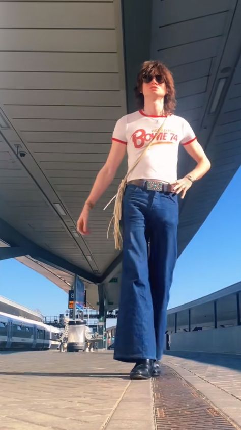 70s outfit 1970s Womens Outfits, Navy Blue Flare Pants Outfit, 70s Converse Outfit, 70s Queer Fashion, 70s Street Fashion, 70s Fashion Winter, 70s Alternative Fashion, Authentic 70s Fashion, 70s Rock Fashion