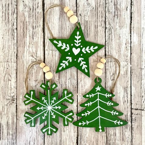 Natal, Christmas Ornaments Ceramic Ideas, Green Christmas Ornaments, Handpainted Christmas Ornaments, Wood Snowflake, Scandinavian Christmas Decorations, Paint On Wood, Christmas Tree Painting, Xmas Tree Ornament